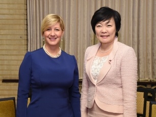 (写真1)安倍総理夫人とカスティージョ・デ・バレーラ・パナマ大統領夫人との懇談