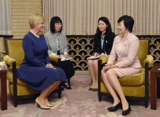 (写真2)安倍総理夫人とカスティージョ・デ・バレーラ・パナマ大統領夫人との懇談