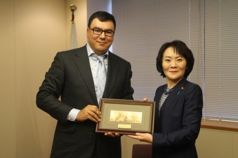 山田外務大臣政務官とアブドゥハキモフ・ウズベキスタン共和国労働大臣との会談1