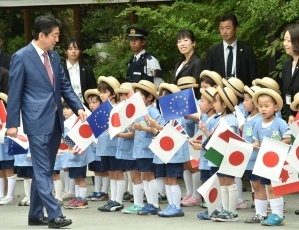 (園児を見つめる安倍総理大臣)