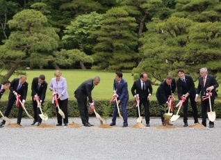 (植樹を行う安倍総理大臣及びG7各国首脳)