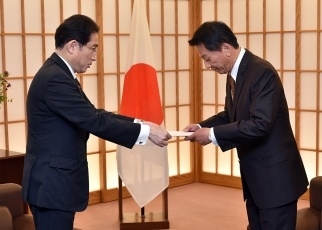 杉良太郎氏に対する日ベトナム特別大使の委嘱状交付1