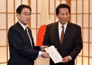 杉良太郎氏に対する日ベトナム特別大使の委嘱状交付2