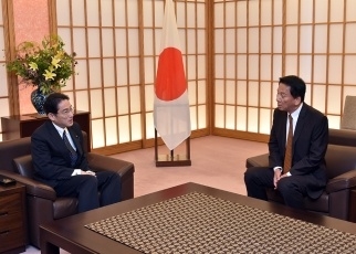杉良太郎氏に対する日ベトナム特別大使の委嘱状交付3