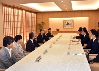TICAD VIに向けた岸外務大臣科学技術顧問による提言の提出2