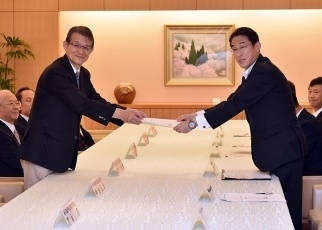 TICAD VIに向けた岸外務大臣科学技術顧問による提言の提出1