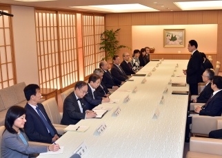 岸田外務大臣と「日米経済研究会2016」の委員との意見交換