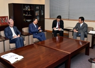 岸外務副大臣とタパ前ネパール副首相兼外相,連邦・地方開発相との会談3