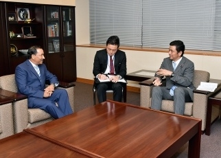 岸外務副大臣とタパ前ネパール副首相兼外相,連邦・地方開発相との会談2
