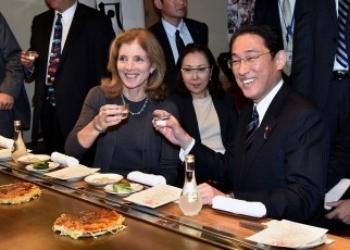 岸田外務大臣とケネディ駐日米国大使の夕食会2