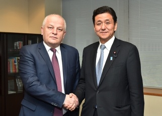 岸外務副大臣とクービウ・ウクライナ第一副首相兼経済発展・貿易大臣との会談1
