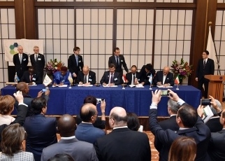 「国際エネルギー憲章」の署名式の様子