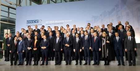OSCE外相理事会の出席者による集合写真