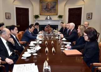 麻生副総理兼財務大臣とペンス米国副大統領との会談(写真)