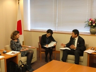 (OIE事務局長による武井外務大臣政務官表敬 写真2)