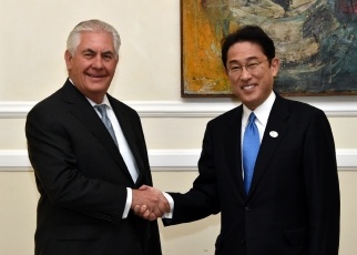 日米外相会談 握手
