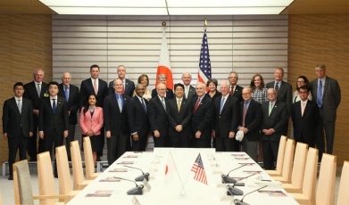 (写真2)総理と議員団一行との全体写真