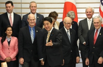 (写真1)表敬を受ける安倍総理の様子
