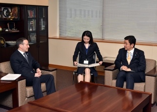 グラッサー国連事務総長特別代表(防災担当)による岸外務副大臣への表敬2