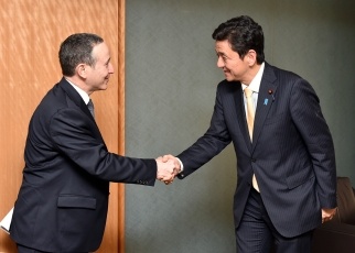 グラッサー国連事務総長特別代表(防災担当)による岸外務副大臣への表敬1