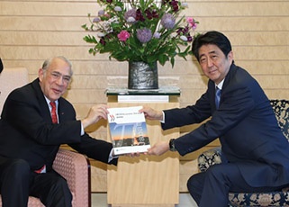 (写真1)安倍総理大臣表敬の様子