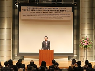 (写真)薗浦健太郎外務副大臣による開会のあいさつの様子
