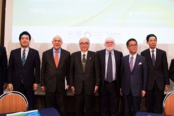 (写真2)フォーラム登壇者による記念写真撮影