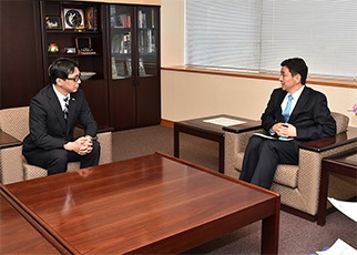加藤・国境なき医師団(MSF)日本会長が,岸信夫外務副大臣を表敬しました。