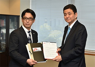 MSF日本が主導する「病院を撃つな!」キャンペーンに賛同する市民社会からの署名が手渡された様子。
