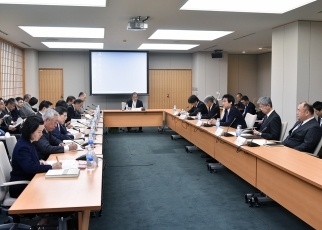 「中南米日系社会との連携に関する有識者懇談会」報告書の薗浦外務副大臣への提出2