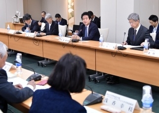 「中南米日系社会との連携に関する有識者懇談会」報告書の薗浦外務副大臣への提出1