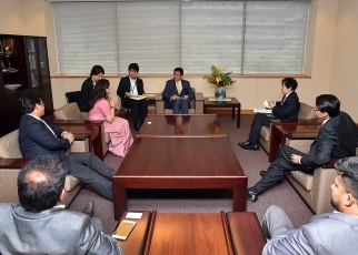 印日議員フォーラム一行による岸外務副大臣への表敬1
