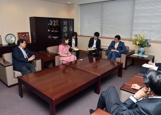 印日議員フォーラム一行による岸外務副大臣への表敬2