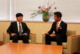 小田原外務大臣政務官と顧朝㬢