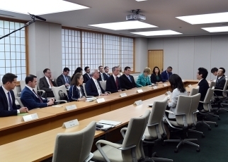 写真1:ソーンベリー米国下院軍事委員会委員長による薗浦外務副大臣表敬