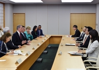 写真2:ソーンベリー米国下院軍事委員会委員長による薗浦外務副大臣表敬
