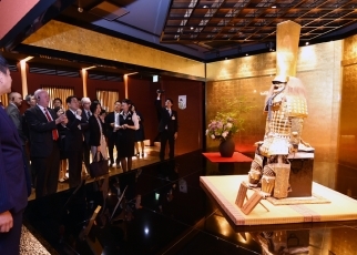 写真13：「箔一本店　箔巧館」で説明を聞く岸田外務大臣