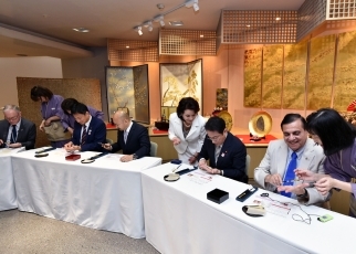 写真14：「箔一本店　箔巧館」で伝統工芸体験を行う岸田外務大臣