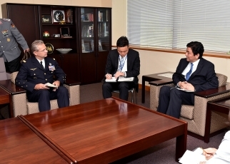 写真2:岸副大臣とメルシエNATO変革連合軍最高司令官との懇談の様子