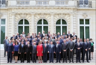 (写真1)OECD閣僚会合集合写真