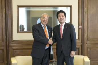(写真2)グリアOECD事務総長との会談の様子