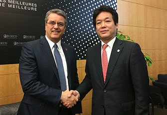 (写真1)アゼベドWTO事務局長と薗浦外務副大臣の握手の様子