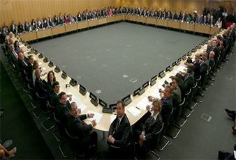 (写真2)BEPS防止措置実施条約署名式(写真提供:OECD)