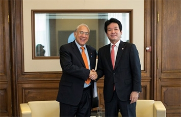 (写真3)グリアOECD事務総長との会談(写真提供:OECD)