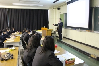 (写真1)東京都 深川高等学校での高校講座の様子