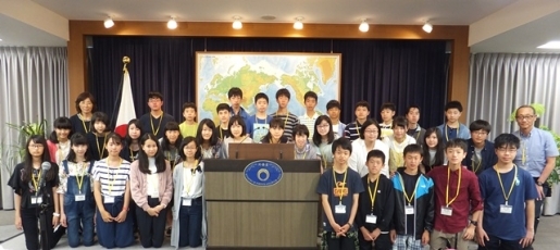 (写真1)愛知県名古屋市立城山中学校の皆さん(記者会見室)