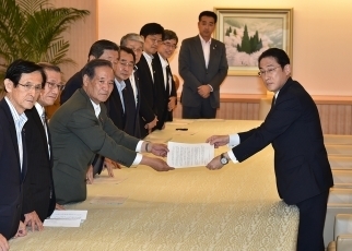 岸田外務大臣と自由民主党・日EU等経済協定対策本部関係議員との面会1