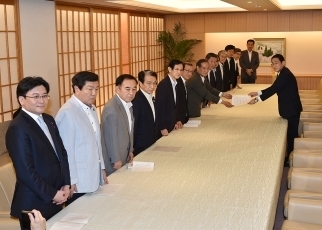 岸田外務大臣と自由民主党・日EU等経済協定対策本部関係議員との面会2