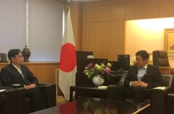 「将来の課題のための日・オーストリア委員会」佐藤日本側委員長による第20回会合提言の岸外務副大臣への提出2