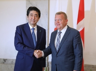 写真1:ラスムセン首相の出迎えを受ける安倍総理大臣